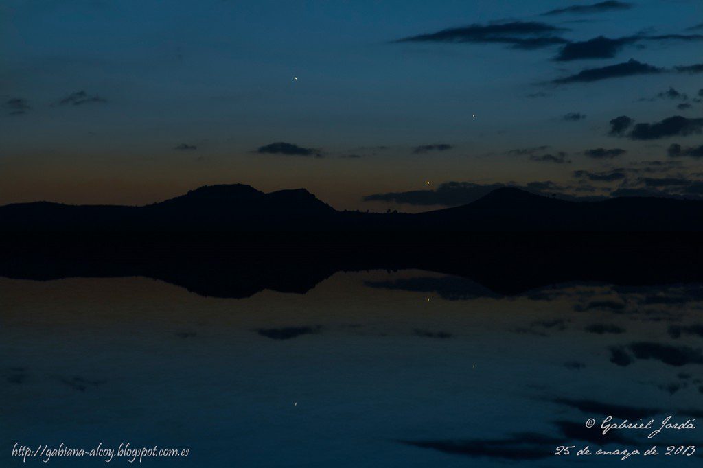 Conjunción Planetaria Júpiter, Venus y Mercurio - Gabriel Jordá La imagen no se tomó en ningún lago, estanque, pantano y nada por el estilo. Es una recreación con el Photoshop, simulando el efecto de reflexión.